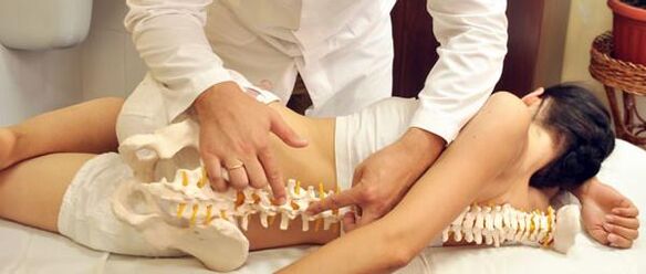 zdravnik pokaže osteohondrozo hrbtenice