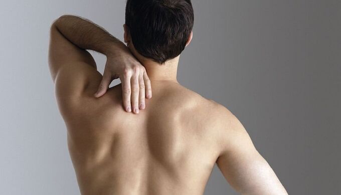 Bolečine v hrbtu med lopaticami pri moških